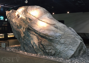 青海地域の橋立翡翠峡から発見された102トンの翡翠原石