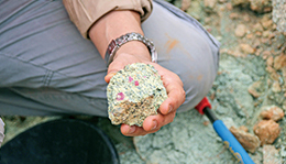 一次鉱床から採掘されたルビーの原石。
