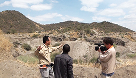 ツァボ鉱山で採掘について解説するアヒマディ博士